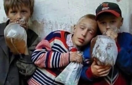 Последствия токсикомании Три подростка-токсикомана